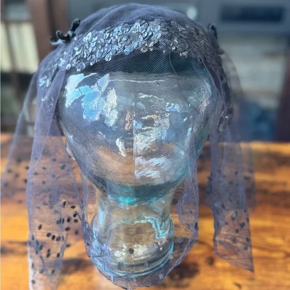 Vintage Elegant Black polka dot lace veil sequined, velvet fascinator - Picture 4 of 12